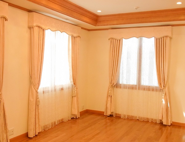 ボウインドウ窓のカーテン＆バランス付プレーンシェード Cozy Curtains